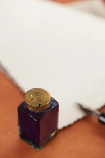 Винтажный чернильный горшок с ручкой и ретро фотографиями — стоковое фото