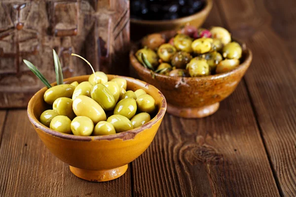 Aceitunas marinadas en cuchara vieja — Foto de Stock