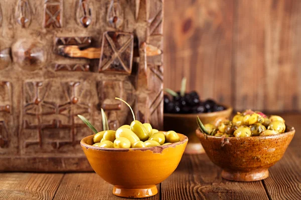 Marinert oliven i gammel skje – stockfoto