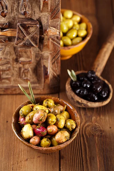 Gemarineerde olijven in oude lepel — Stockfoto