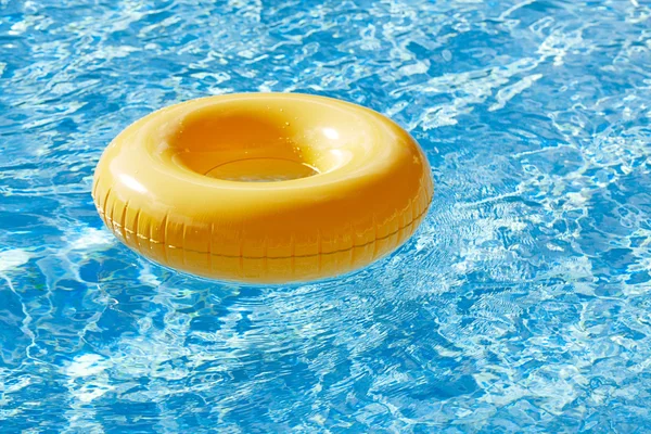 Schwimmender Ring auf blauem Wasser — Stockfoto