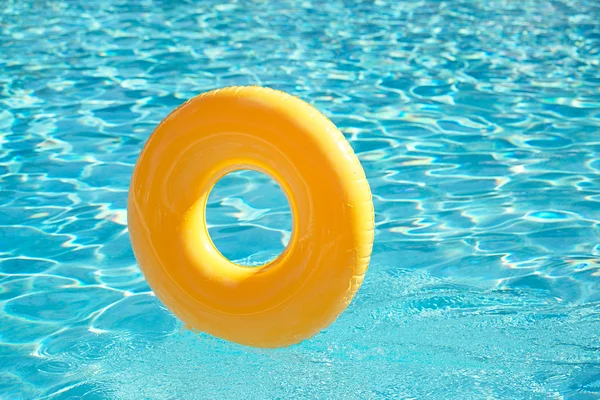 Schwimmender Ring auf blauem Wasser — Stockfoto