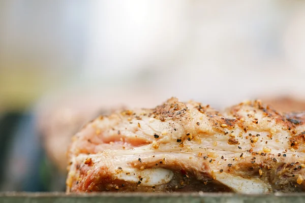 Gemarineerde sappige varkensribbetjes op grill — Stockfoto