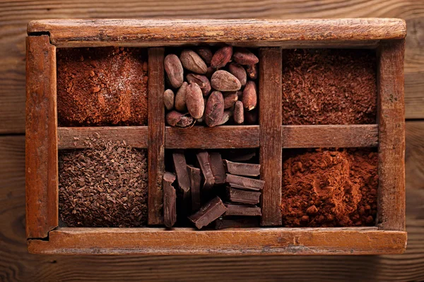 Kotak pedas tua penuh coklat — Stok Foto