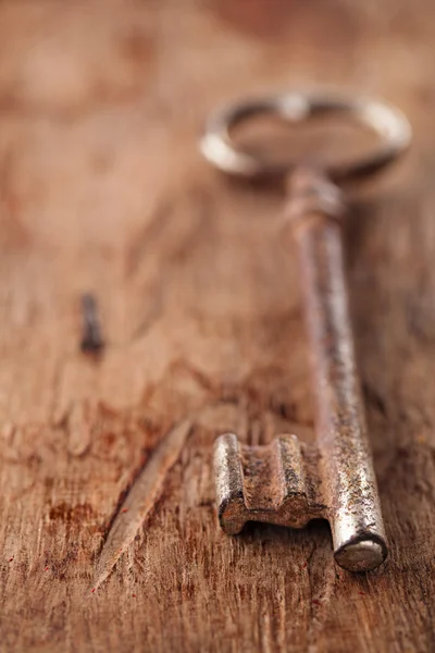 Llave de metal vintage oxidada grande y pequeña —  Fotos de Stock