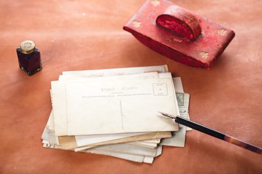 Üzerinde retro kartpostallar olan klasik kırmızı deri mürekkep lekesi.