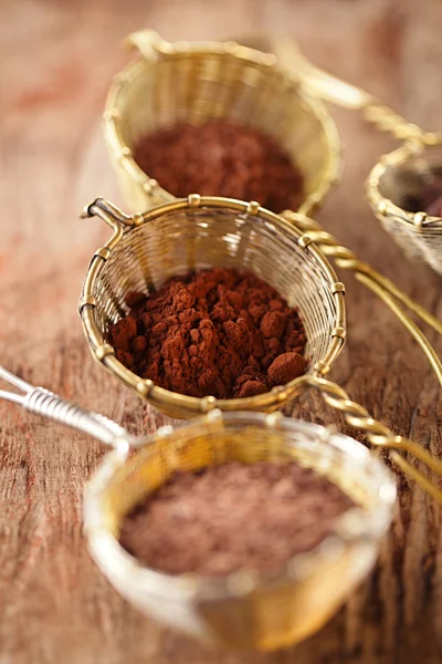 Flocos de chocolate quente com sabor de pimenta no velho silv estilo rústico — Fotografia de Stock