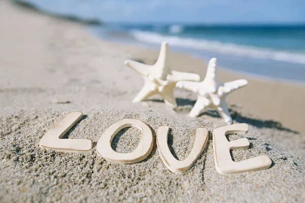 Two starfish with love message on Florida beach  under the sun l — Stock Photo, Image