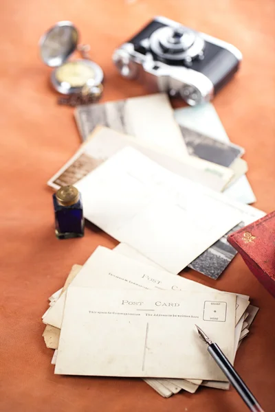 Retro fotoğraf posta kartları, vintage mürekkep, kalem, kurutma kağıdı ve kamera — Stok fotoğraf