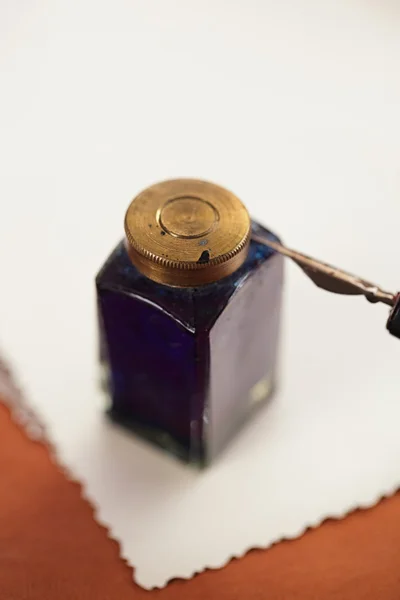 Vintage ink pot with pen — Stock Photo, Image