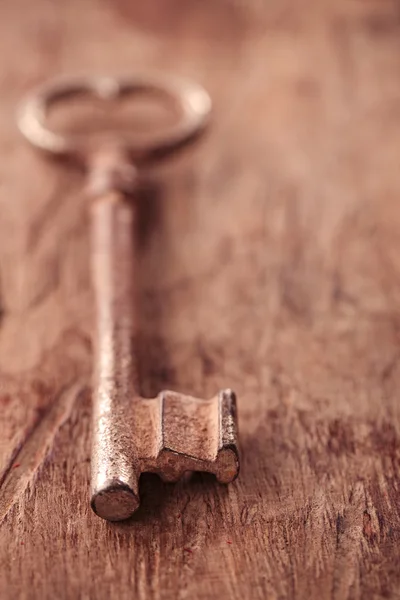 Grote en kleine roestig vintage metalen toetsen op oude houten pagina — Stockfoto