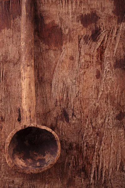 Antiker Kochlöffel auf altem Holztisch im rustikalen Stil — Stockfoto