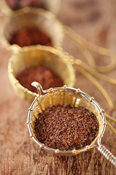 Flocos de chocolate quente com sabor de pimenta no velho silv estilo rústico — Fotografia de Stock