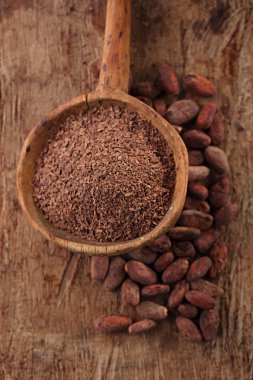 tahta kaşık içinde rendelenmiş Bitter çikolata