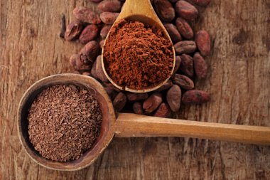 tahta kaşık içinde rendelenmiş Bitter çikolata