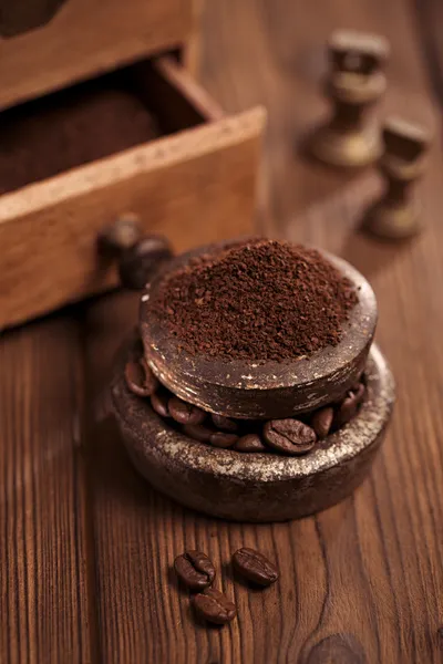 Grated coffee in iron weights — Stock Photo, Image