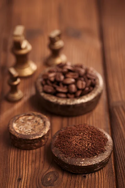 Grated coffee in iron weights — Stock Photo, Image