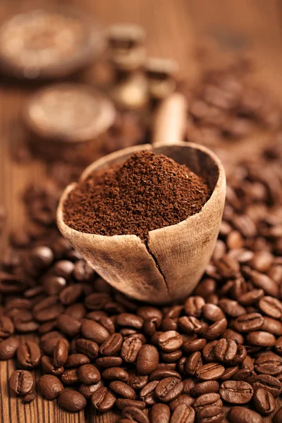 Chocolat noir râpé dans une cuillère en bois — Photo