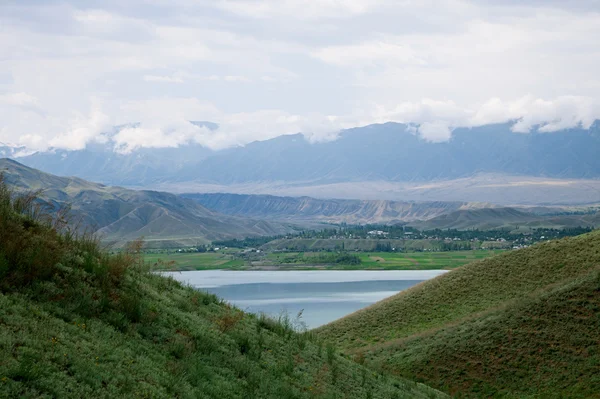 Toktogul lago de montaña en Kirguistán — Foto de Stock