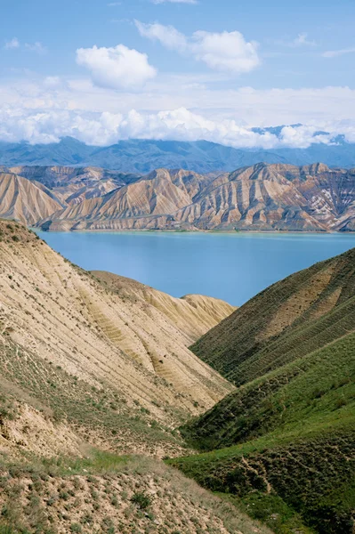 在吉尔吉斯斯坦的托克托古尔高地山下湖 — 图库照片