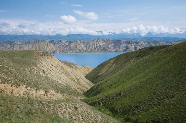 Lac de montagne des hautes terres Toktogul au Kirghizistan — Photo