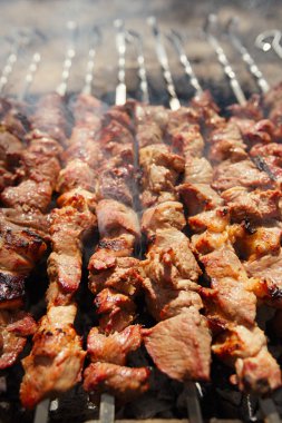 Barbekü üzerinde şiş kebap