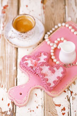 Kırmızı kalp kurabiye ve espresso