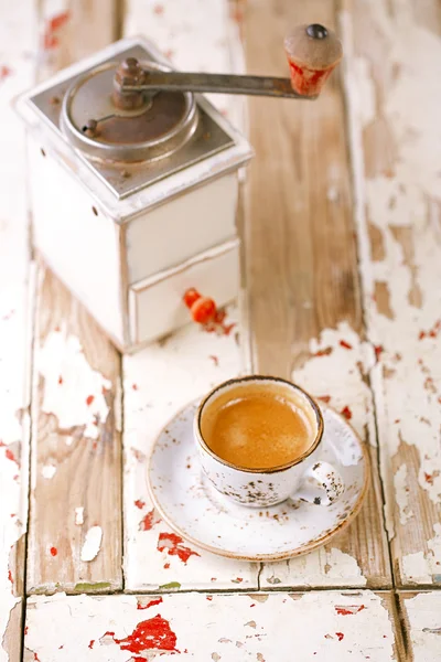Kaffeetasse und Retro-Kaffeemühle — Stockfoto