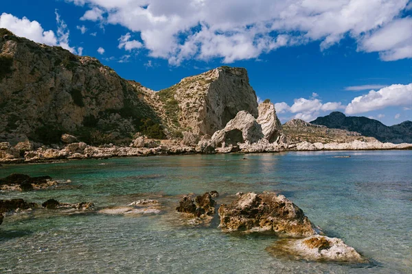 Yunanistan 'ın Rodos kentinin berrak sularıyla turkuaz plaj koy