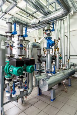 iç gaz kazan dairesi ile birden çok pompa ve boru