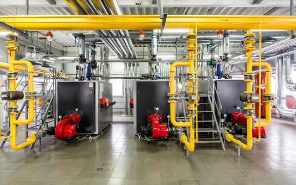 El interior de la caldera de gas, con tres calderas . —  Fotos de Stock