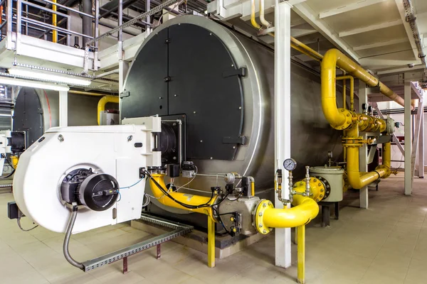 Sala de calderas de gas interior con grandes calderas y quemadores —  Fotos de Stock