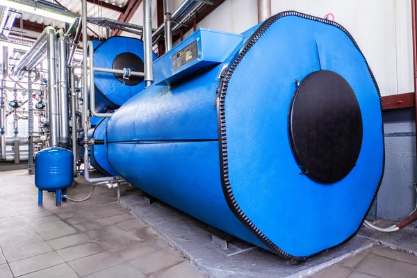 Grands réservoirs bleus dans la chaufferie d'usine — Photo