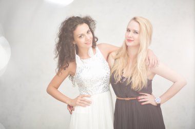 Sanat iki kız, kıvırcık kumral ve sarışın beyaz wal üzerinde bulaşır