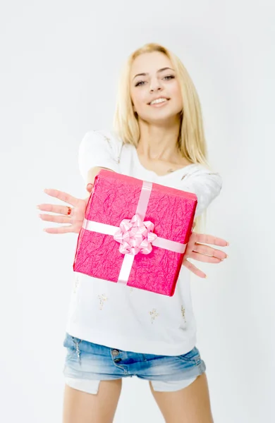 Joven, alegre chica sosteniendo un regalo, aislado sobre fondo blanco —  Fotos de Stock