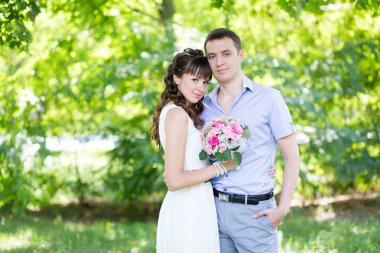 yeşil ağaçlar arka plan üzerinde duran kadın ve erkek