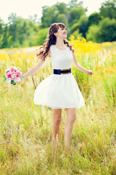 花と、fi で渦の花束と白いドレスの女の子 — ストック写真