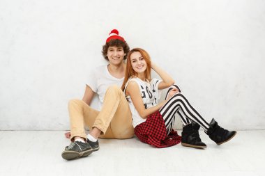 kız beyaz bir yere oturmak ve eğlenceli bir bac üzerinde sahip bir adamla