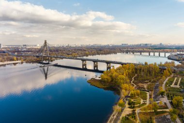 Kiev şehri, Kuzey Köprüsü manzarası ve Dinyeper 10.29.2021.