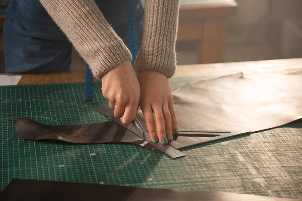 Une Femme Utilisant Couteau Une Règle Découpe Produit Cuir Images De Stock Libres De Droits