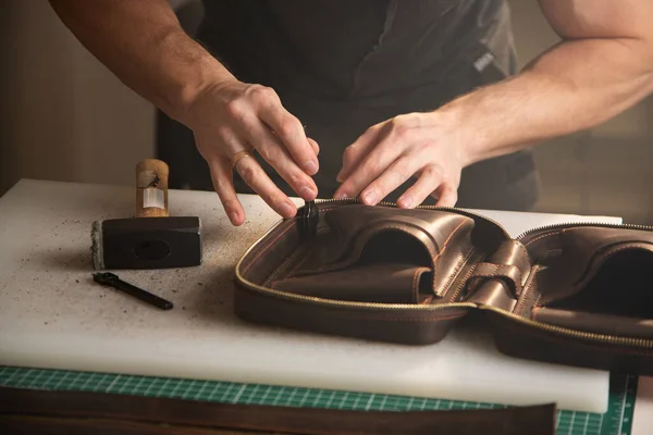 Homem Usando Martelo Soco Faz Furos Para Costurar Mão Produto Imagem De Stock