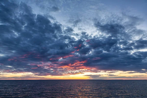 Landschap Foto Van Zee Tegen Achtergrond Van Zonsondergang Hemel Rechtenvrije Stockfoto's