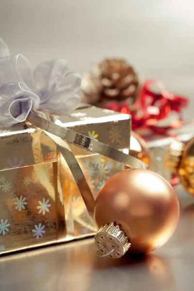 Composition de Noël avec boîte cadeau et boule, gros plan — Photo