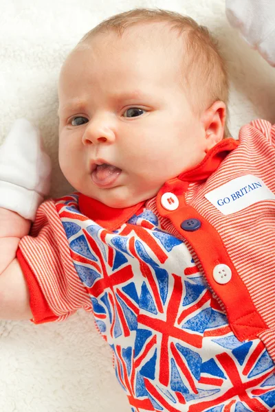 Pequeno fã Brtitish: menina recém-nascida vestindo roupas de símbolo britânico — Fotografia de Stock