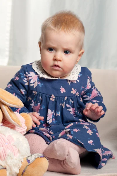Schattig klein babymeisje spelen met haar speelgoed — Stockfoto