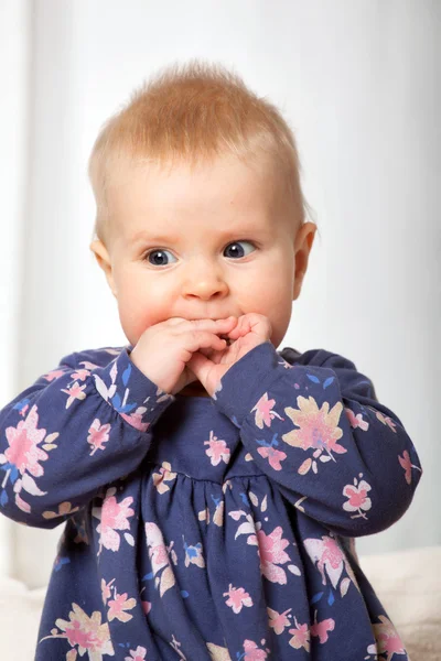 Primo piano ritratto di simpatica allegra bambina su bianco — Foto Stock