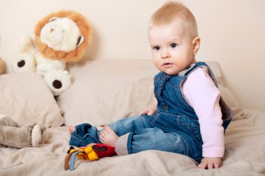 Bebek güzel kız gülümseyerek ve oyuncaklar ile oynama