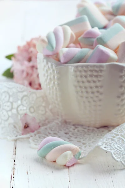 Pastel marshmallows coloridos em uma tigela, tiro de close-up, foto tonificada — Fotografia de Stock