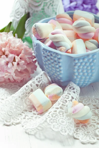 Pasztell színű marshmallows egy tálba, Vértes lövés, tónusú fénykép — Stock Fotó