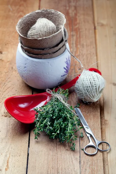 Bunch of fresh thyme with gardening and cooking utensils, on woo — Stock Photo, Image